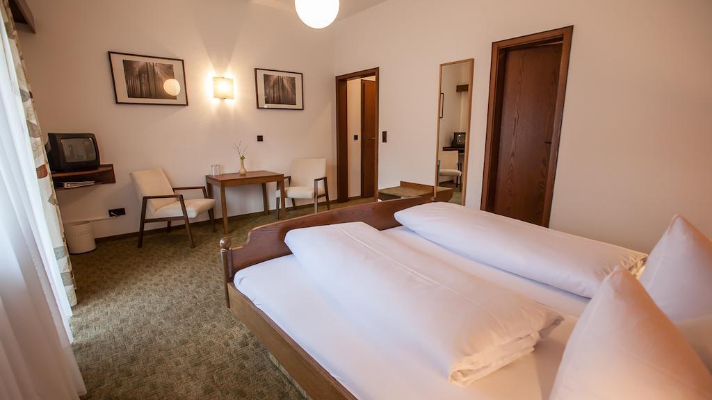Gasthaus Zum Hirsch Gutach Room photo