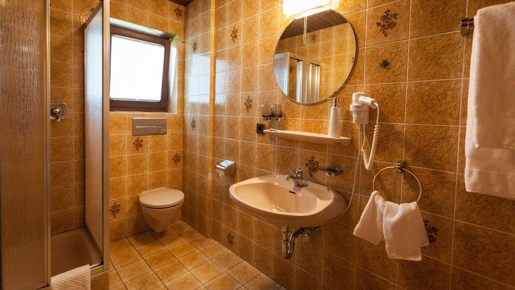 Gasthaus Zum Hirsch Gutach Room photo