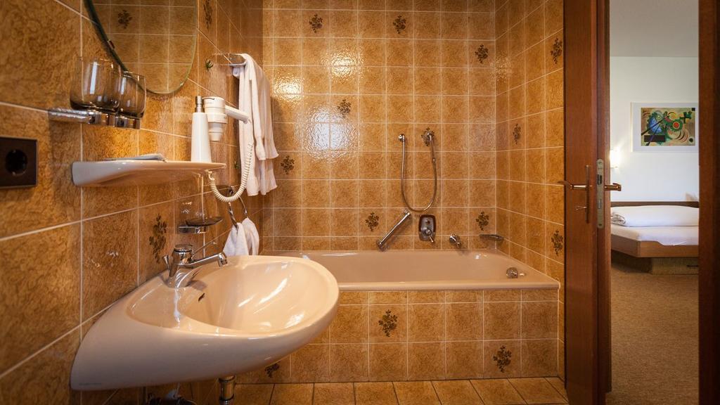 Gasthaus Zum Hirsch Gutach Room photo